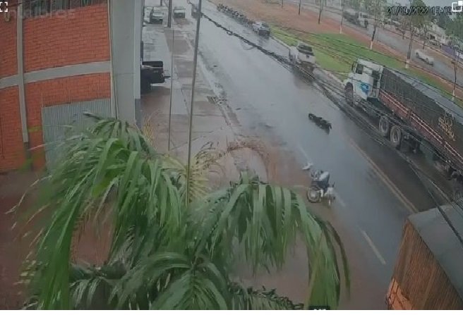 Motociclista derrapa na chuva e acaba atropelado por carro em Sinop
