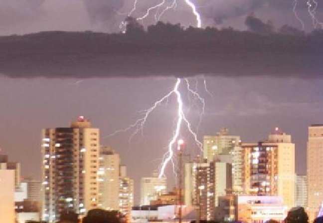 Mais de 6,7 milhões de raios atingem cidades de MT e levantam alerta