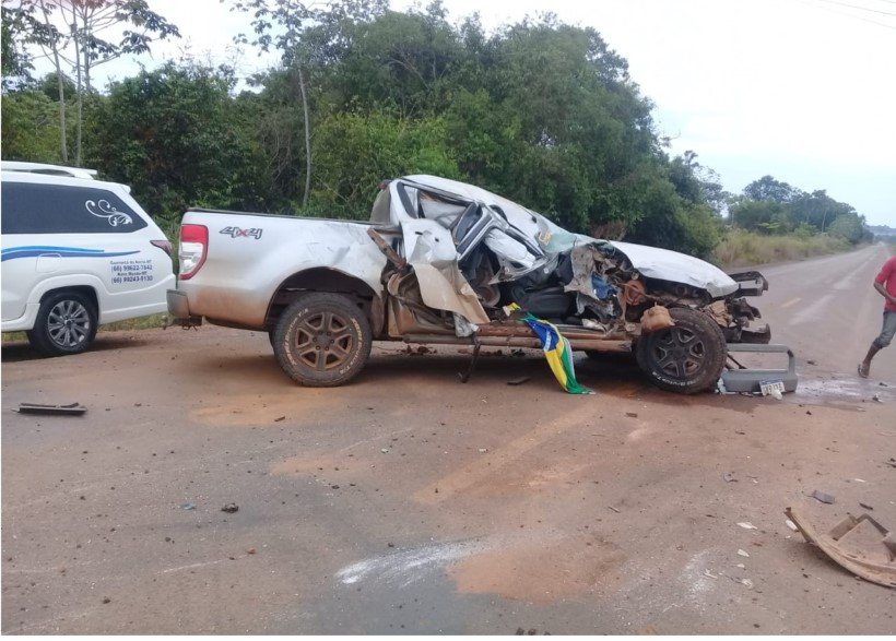 Novo Mundo: Camionete fica destruída após colidir em traseira de motoniveladora na MT-419.