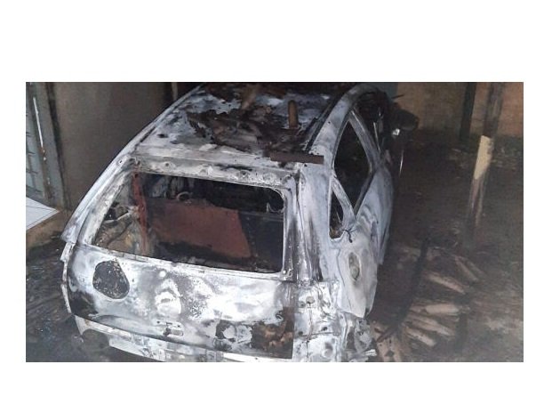Incêndio destrói veículo estacionado na garagem em Sinop