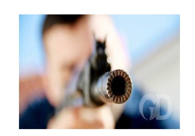 Trio tenta matar amigos em avenida de MT; um foi baleado no rosto e está grave