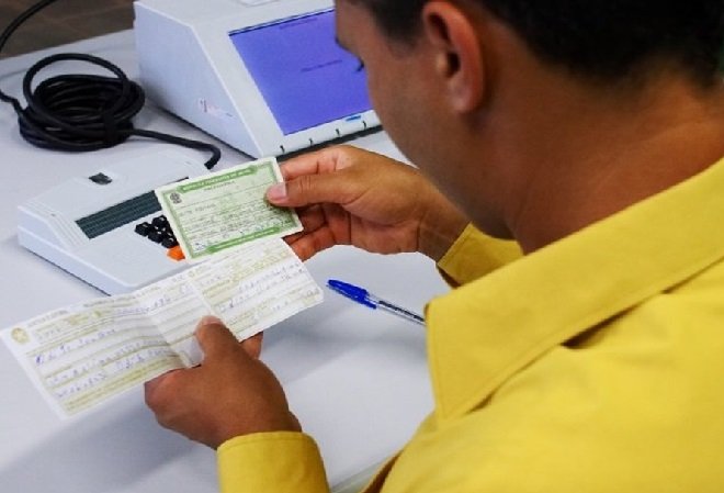 Eleitor que estiver fora do município no dia eleição deve justificar a ausência às urnas