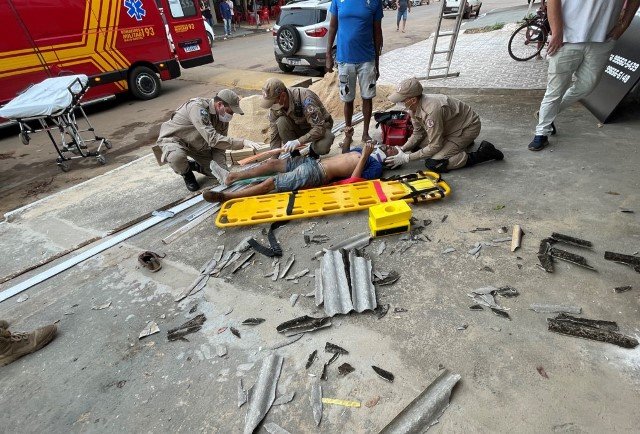 Bombeiros de Colíder socorrem homem que ficou ferido após cair de teto de comercio. (Vídeo)