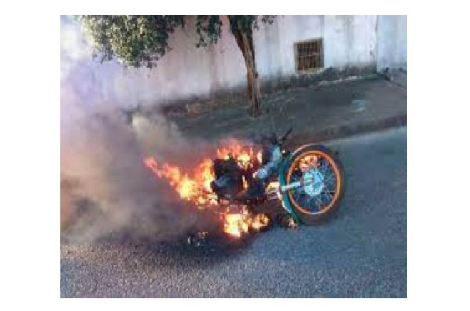 Mulher coloca fogo na própria moto para não emprestar ao irmão