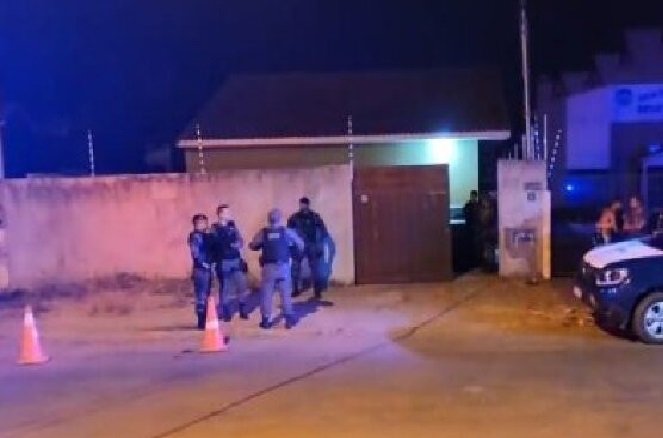 Homem é assassinado a tiros na frente de amigos em residência