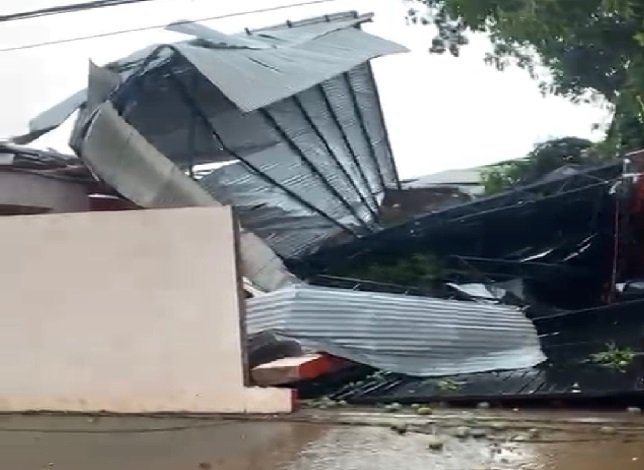 Tempestades derrubam árvores, muro, destelham casas, causam estragos e afetam fornecimento de energia em MT