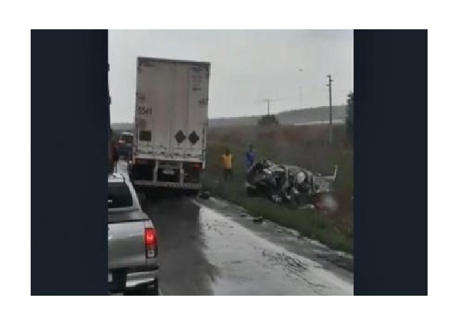 Veja vídeo - 5 pessoas morrem em batida entre carro e carreta na BR-163