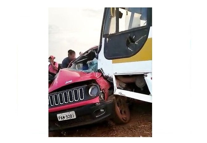 Pai morre e filho fica ferido em batida de carro contra ônibus