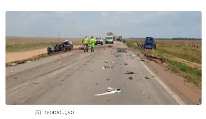 Três pessoas morrem em acidente entre carreta e ônibus; dois feridos