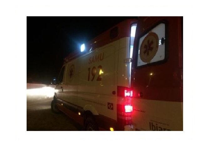 Adolescente de 16 anos morre após bater moto em traseira de caminhão estacionado