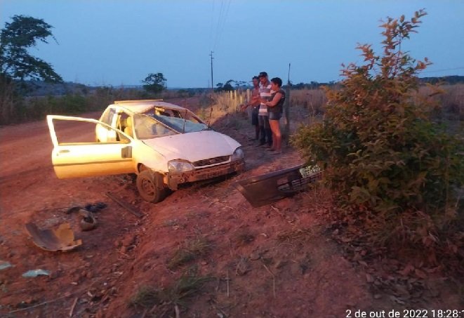 Carro capota e um dos ocupantes morre; outro é socorrido com vida