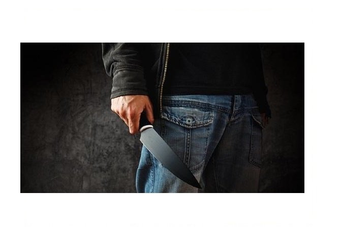Homem é esfaqueado durante briga por desavença política com colega de quarto