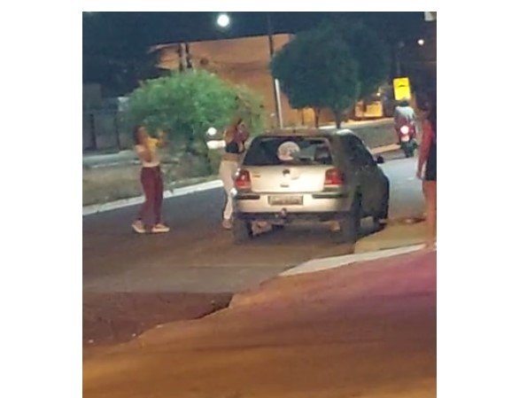 Facção raspa cabeças de garotas de programa por depredarem carro em MT