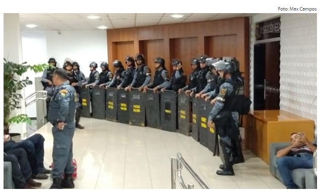 Servidores dormem na Assembleia Legislativa e PM cerca prédio