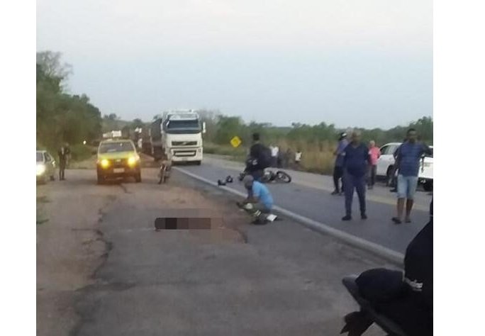 Batida entre moto, Hilux e Gol mata mulher e deixa ferido em MT