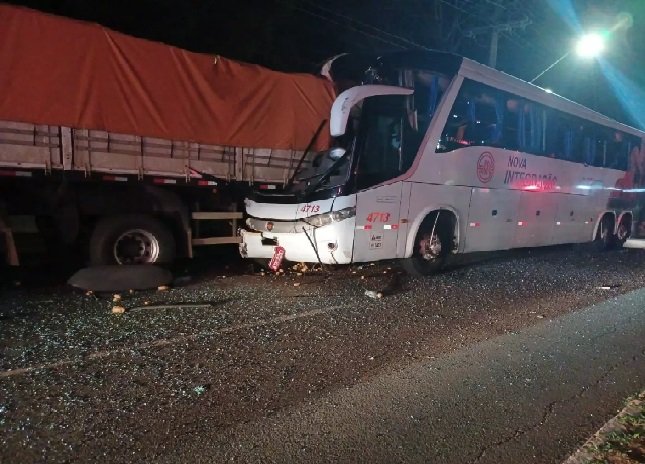 Ônibus, com passageiros de MT, colide em carreta estacionada e seis ficam feridos