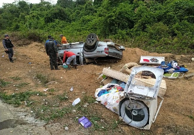 Camionete carregada com mudança capota em MT