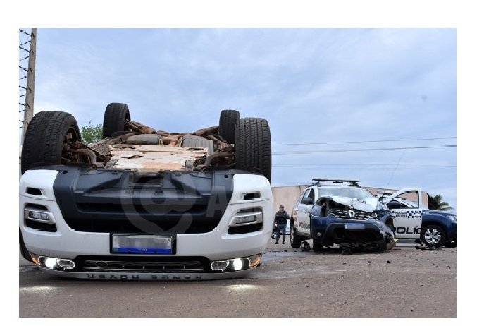 Viatura se envolve em acidente, militar fica ferido e Range Rover capota