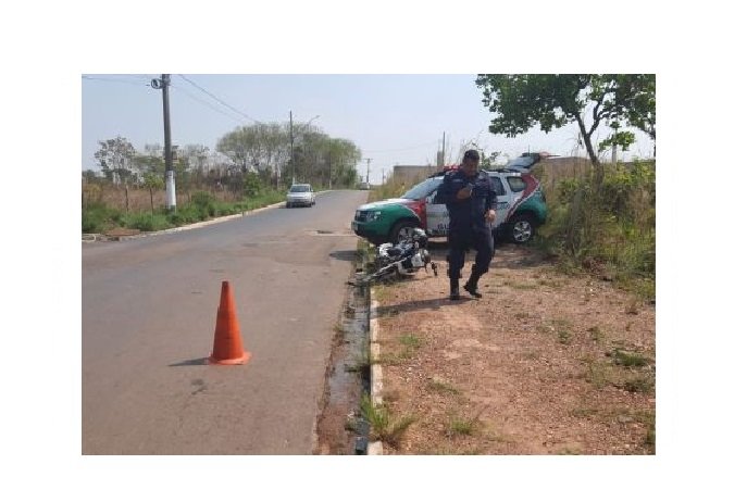 Mulher cai de moto e tem perna dilacerada em avenida de MT