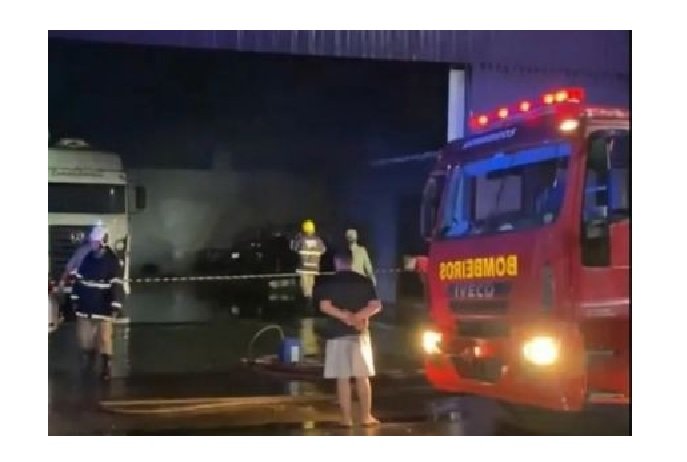 Caminhonetes são destruídas em incêndio em ex-comitê de deputada