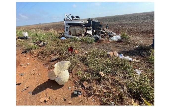 Quatro trabalhadores morrem em colisão entre carreta e Kombi em MT