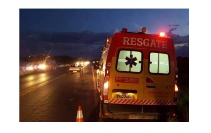 Uma pessoa morre e outra fica ferida em grave acidente envolvendo cinco veículos
