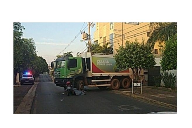Motociclista bate em caminhão de lixo parado e morre, em MT