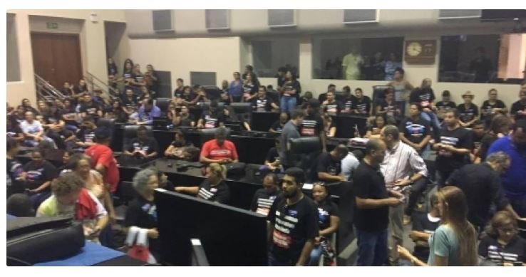 Servidores deixam AL e esperam que deputados vetem projetos de Mauro Mendes