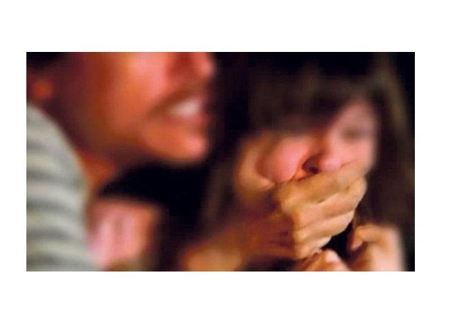 Mulher pega carona com ‘conhecido’ e acaba estuprada em matagal