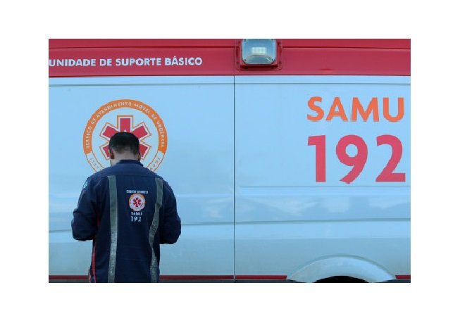 Mulher invade bar, quebra garrafa e golpeia marido no pescoço