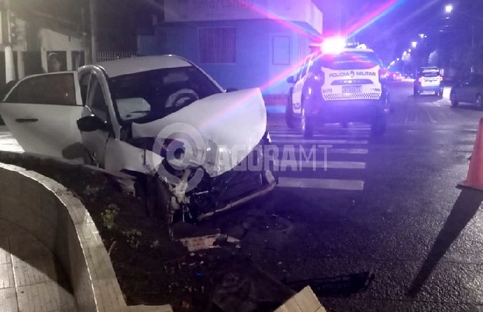 Gestante é encaminhada para hospital após passar no sinal vermelho e causar acidente envolvendo três veículos