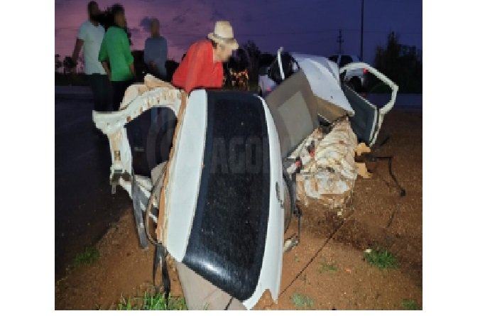 Gol é partido ao meio em colisão com caminhonete, os ocupantes saíram ilesos