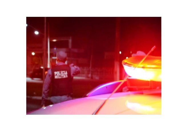 Mulher agride marido com socos e pontapés.ao vê-lo se masturbar assistindo pornô