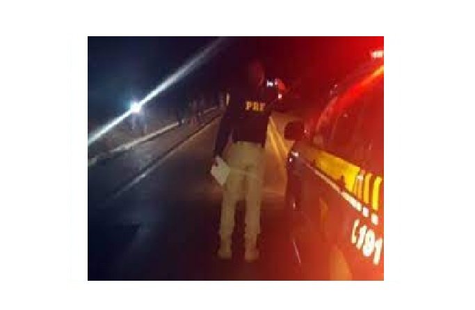 Homem cai de ônibus em movimento e morre na BR-163