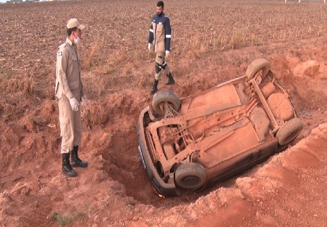 Veículo capota com cinco pessoas em estrada rural de MT