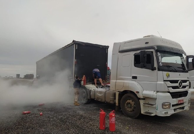 PRF impede que carreta pegue fogo na BR-163