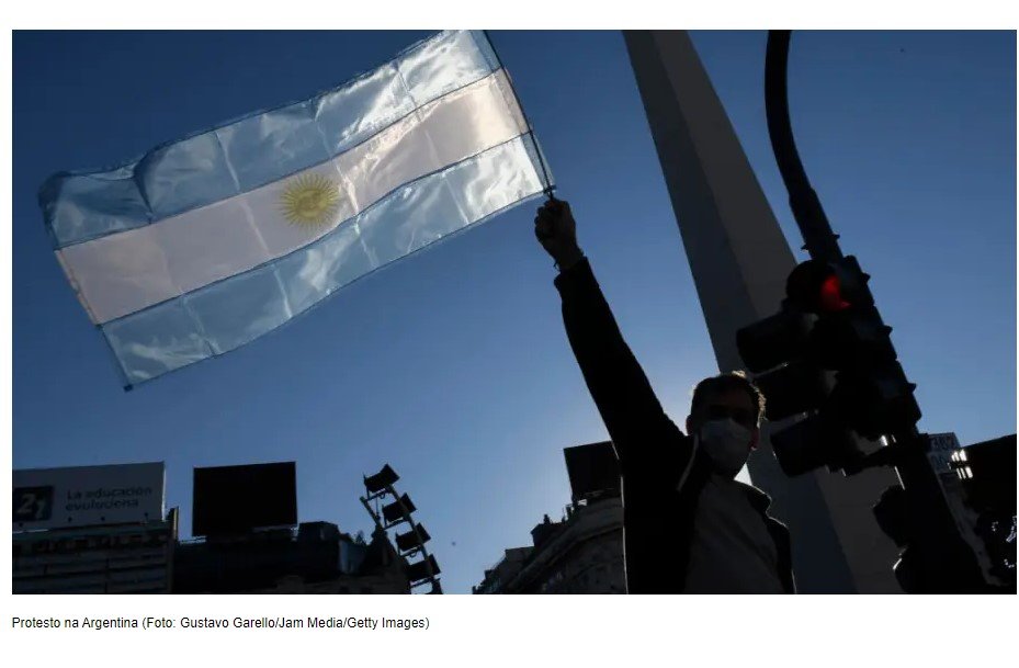 Com inflação superior a 100%, argentinos vasculham lixões para sobreviver