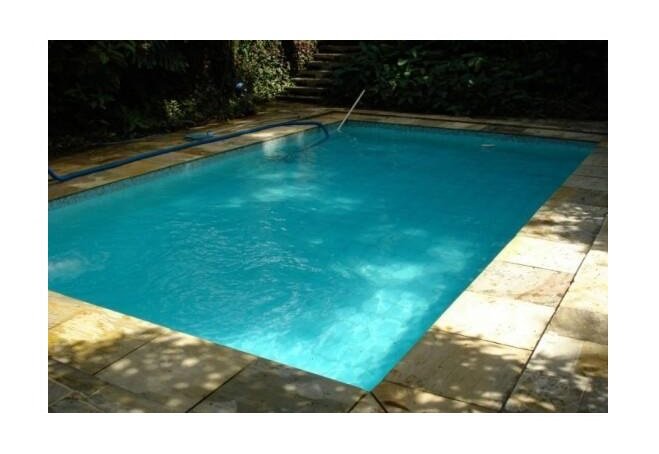 Menina vai parar na UTI após ficar com os cabelos presos em ralo de piscina