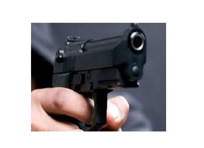 Homem sai para comprar água e leva dois tiros no meio da rua