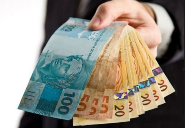 Com 14 dias de atraso, Governo de MT paga servidores que recebem até R$ 6 mil