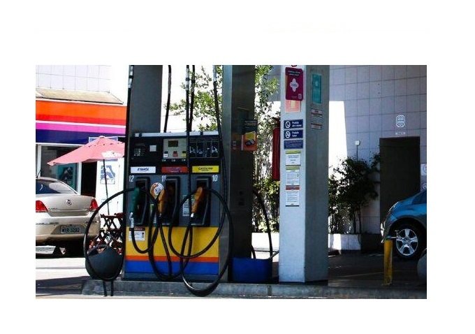 Preço da gasolina nos postos volta a subir após 15 semanas