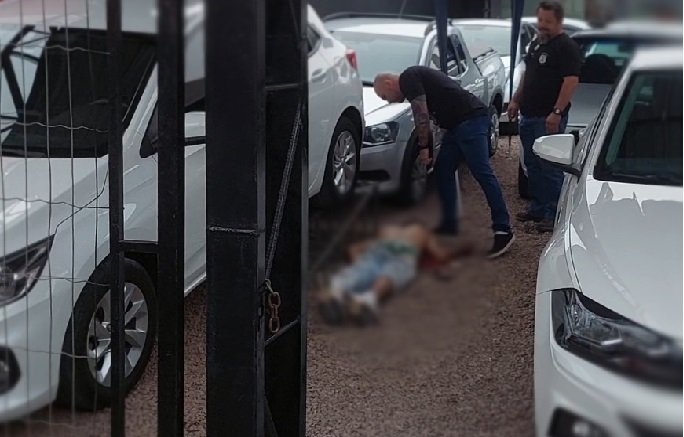 Jovem é assassinado a tiros em pátio de garagem de veículos em MT