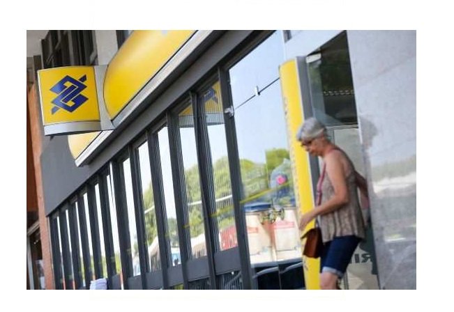 Criminosos abrem buraco no teto para invadirem agência do Banco do Brasil