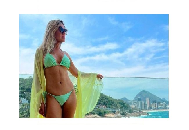 Mãe de Sonza posa de biquíni e mostra que está com tudo em cima