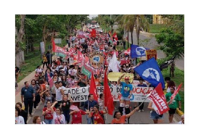 Estudantes realizam ato contra bloqueio de verbas e em apoio à candidatura de Lula