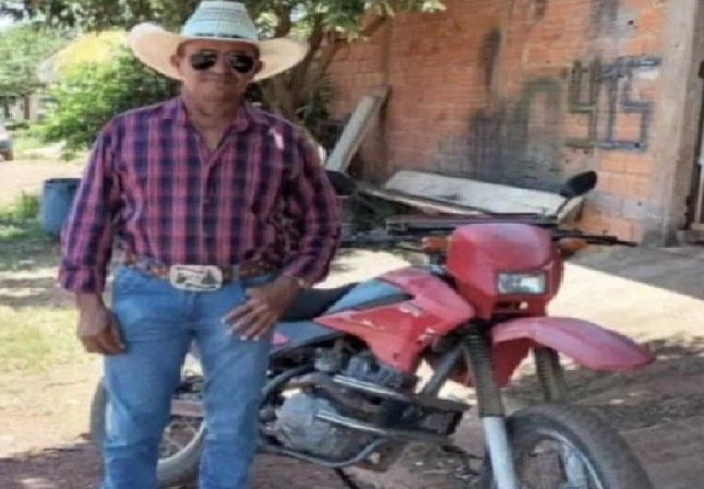 Motociclista morre ao invadir contramão e bater em caminhão