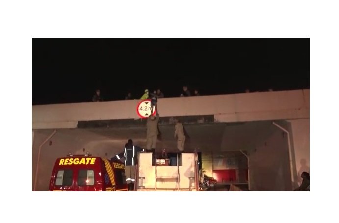 Mulher tenta pular de viaduto em Sinop e acaba sorrida por bombeiros e PM´s