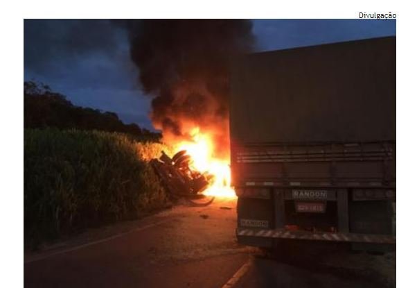 Motorista morre carbonizado ao bater de frente em reboque de carreta