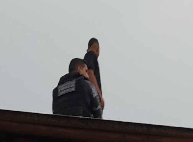 Perseguição, troca de tiros e homem baleado vai pra cima de telhado