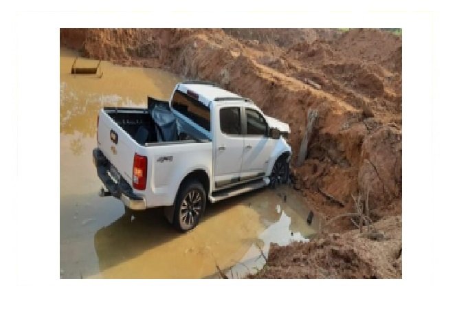 Motorista não vê desvio em estrada e caminhonete cai em córrego